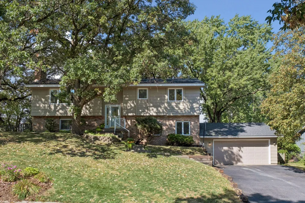 16015 Oak Shore Drive Lakeville, MN 55044