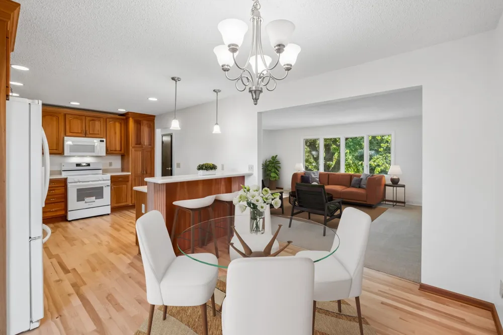 16015 Oak Shore Drive Lakeville, MN 55044