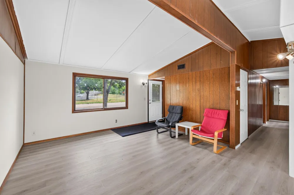 1582 3rd Street E Saint Paul, MN 55106