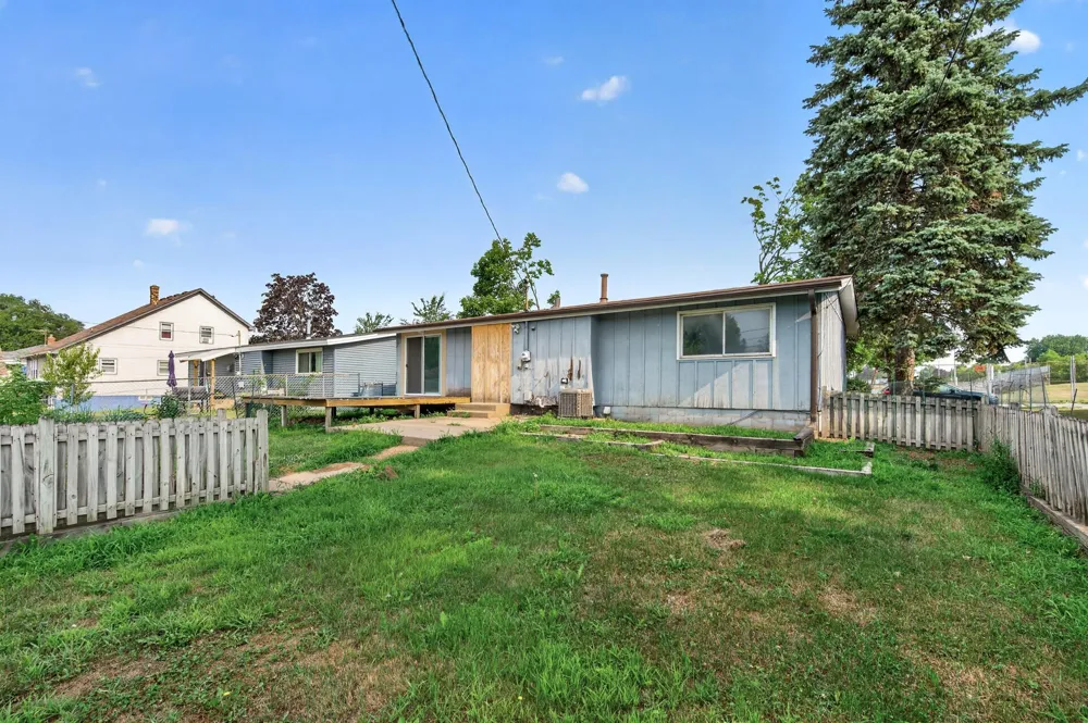 1582 3rd Street E Saint Paul, MN 55106