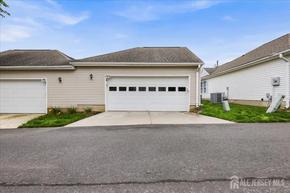 190 Tanager Drive Monroe, NJ 08831