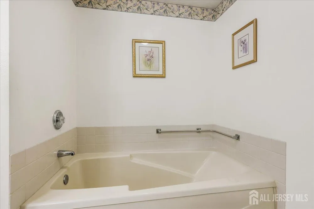 190 Tanager Drive Monroe, NJ 08831