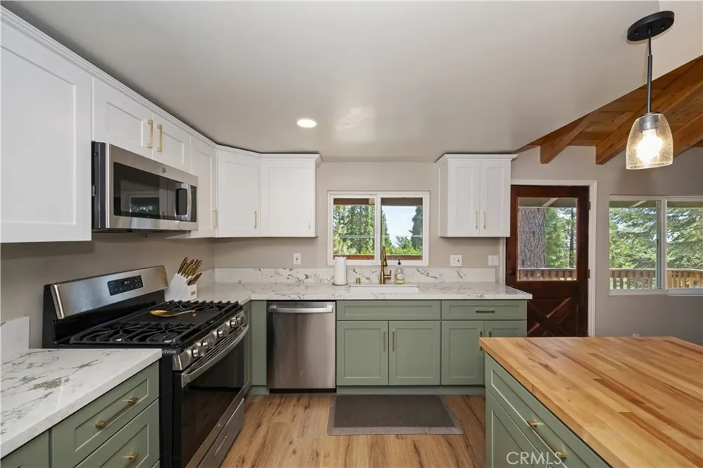2418 Spring Oak Running Springs, CA 92382