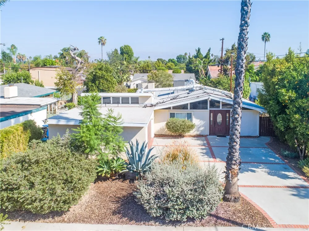 19841 Hamlin Street Woodland Hills, CA 91367