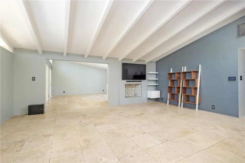 19841 Hamlin Street Woodland Hills, CA 91367