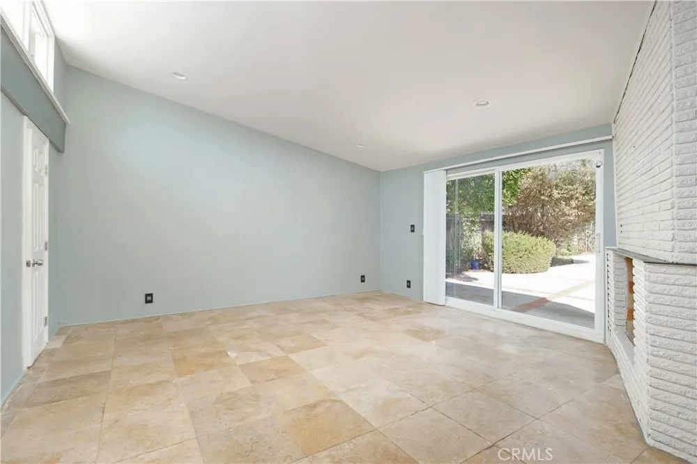 19841 Hamlin Street Woodland Hills, CA 91367