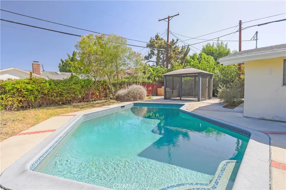 19841 Hamlin Street Woodland Hills, CA 91367