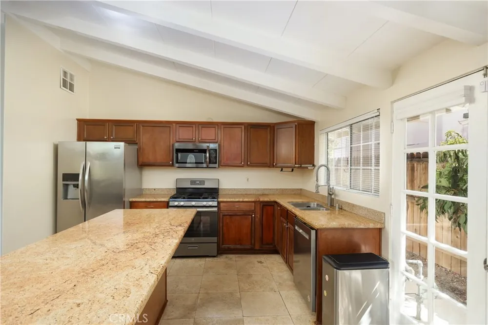 19841 Hamlin Street Woodland Hills, CA 91367