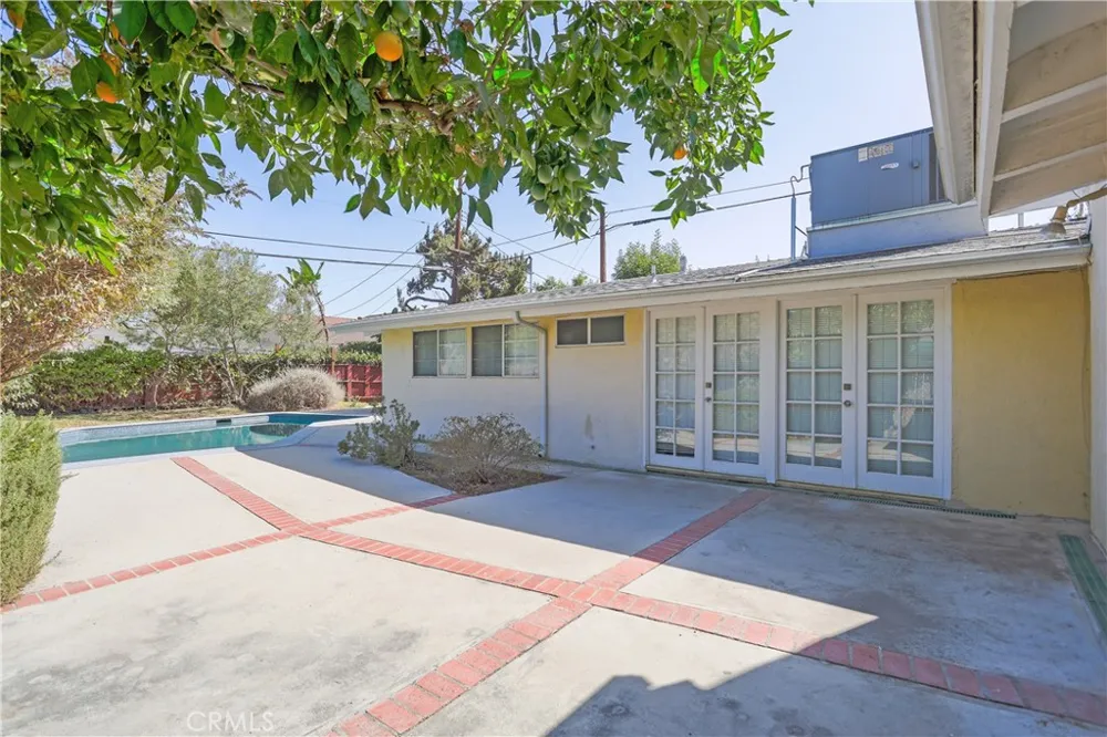 19841 Hamlin Street Woodland Hills, CA 91367