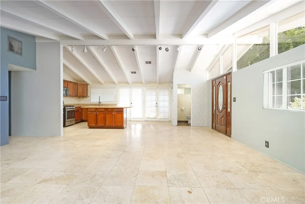 19841 Hamlin Street Woodland Hills, CA 91367