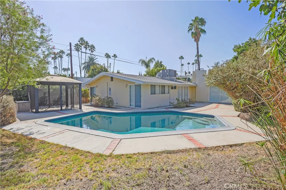 19841 Hamlin Street Woodland Hills, CA 91367