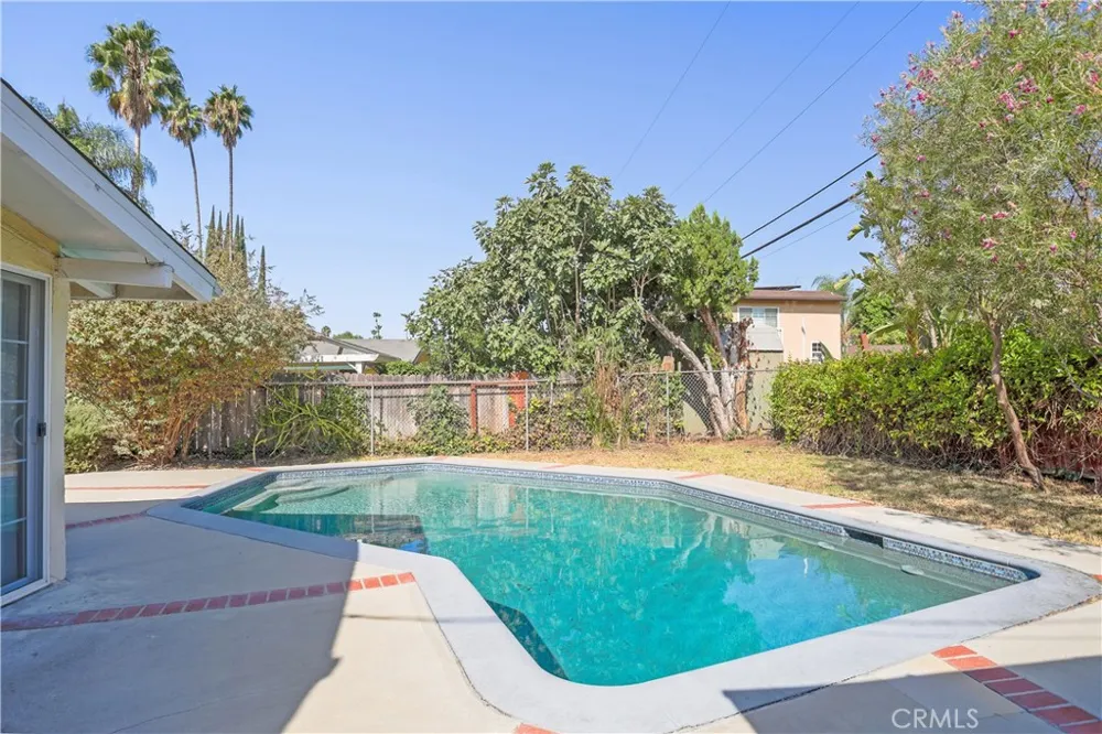 19841 Hamlin Street Woodland Hills, CA 91367