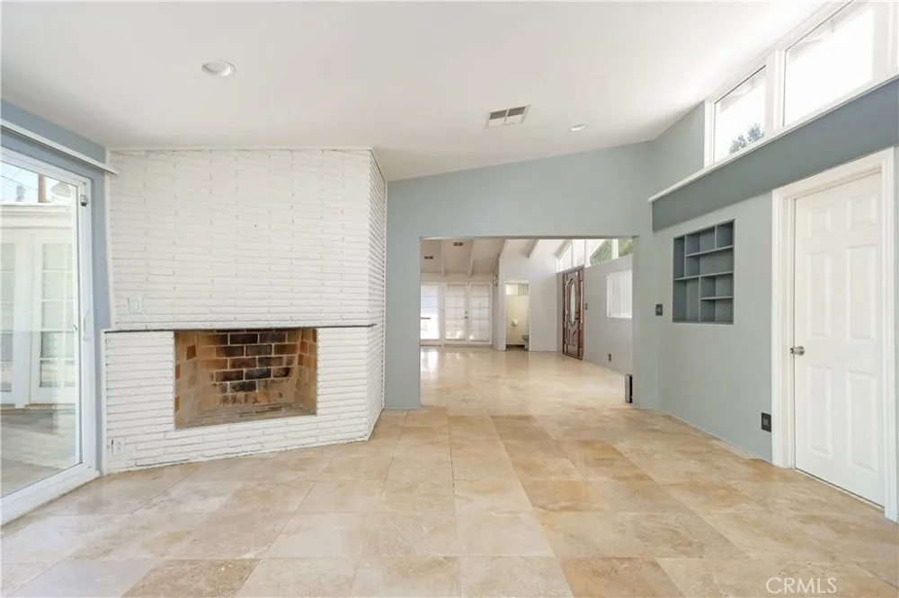 19841 Hamlin Street Woodland Hills, CA 91367