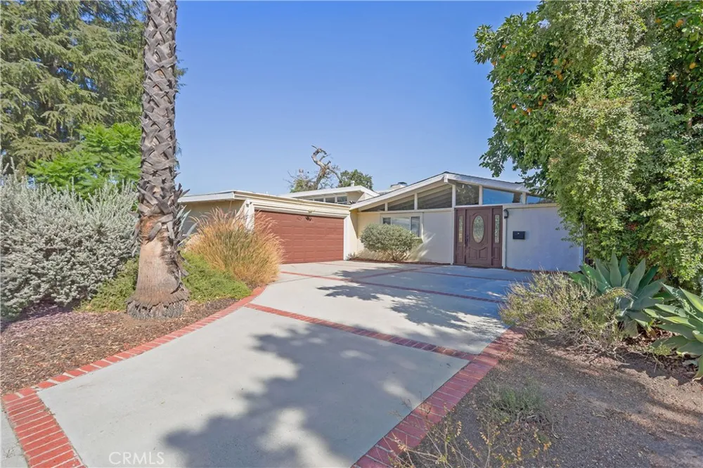 19841 Hamlin Street Woodland Hills, CA 91367