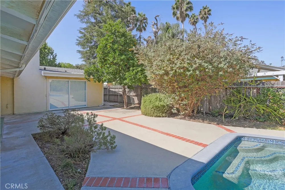 19841 Hamlin Street Woodland Hills, CA 91367