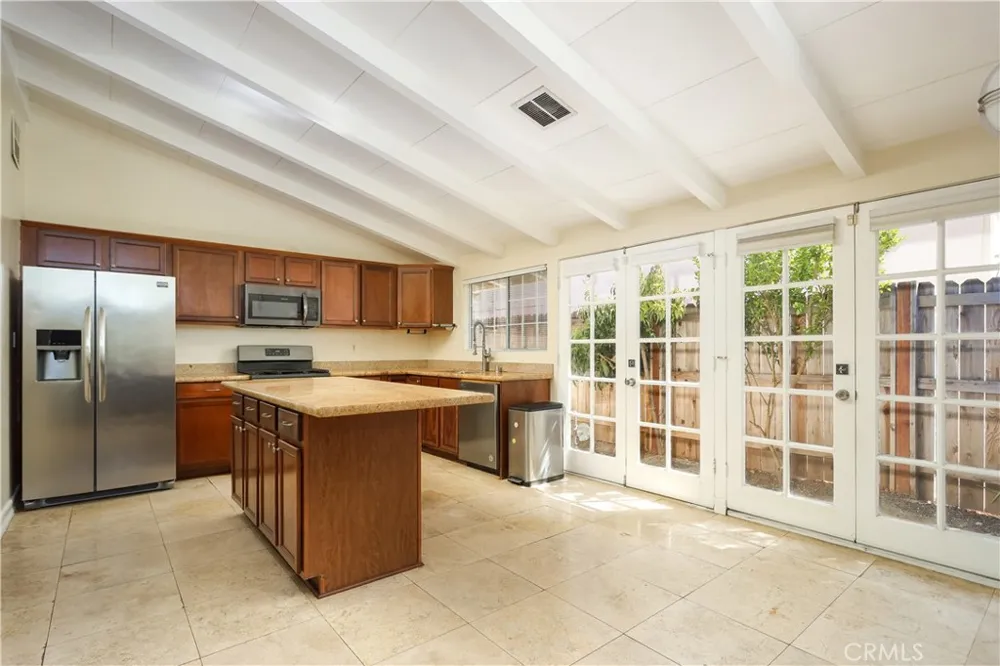 19841 Hamlin Street Woodland Hills, CA 91367