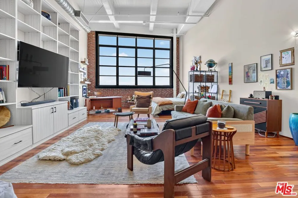 1850 Industrial Street #606 Los Angeles, CA 90021