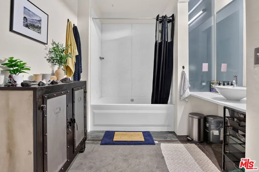 1850 Industrial Street #606 Los Angeles, CA 90021