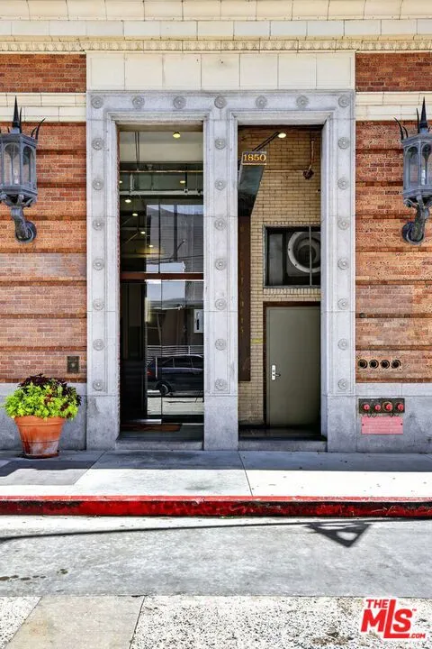 1850 Industrial Street #606 Los Angeles, CA 90021