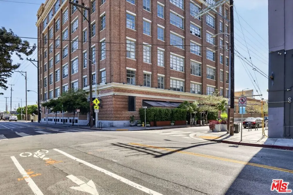 1850 Industrial Street #606 Los Angeles, CA 90021