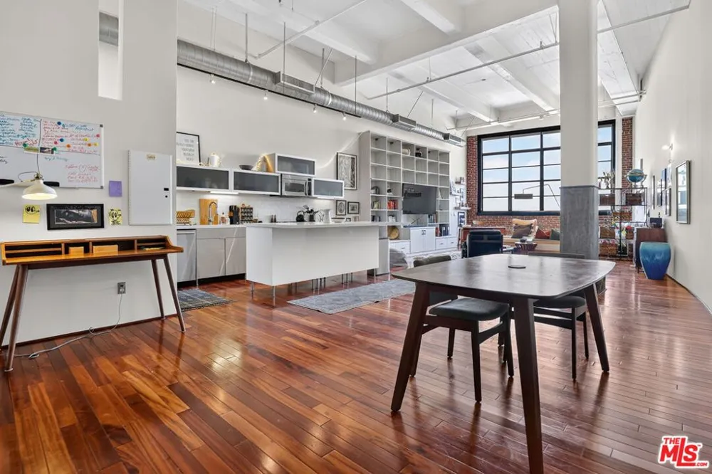 1850 Industrial Street #606 Los Angeles, CA 90021