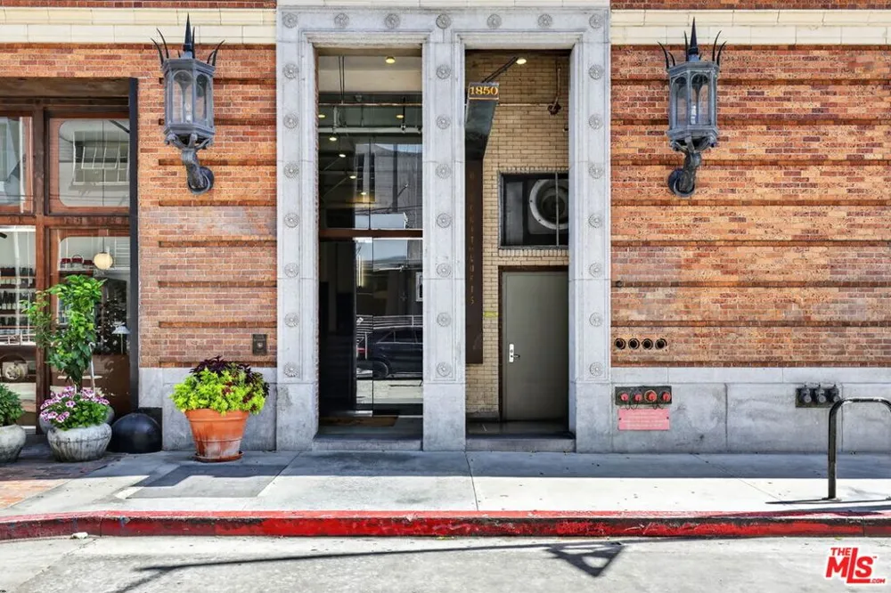 1850 Industrial Street #606 Los Angeles, CA 90021