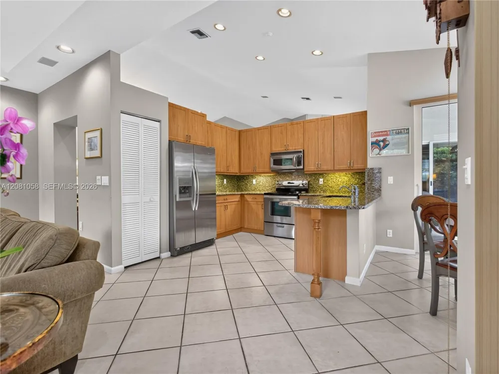 3098 Lakewood Cir Weston, FL 33332