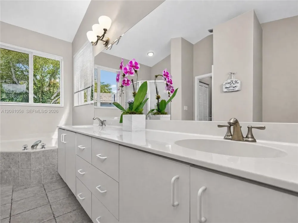 3098 Lakewood Cir Weston, FL 33332
