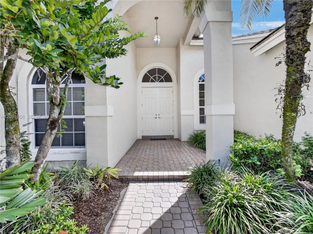 3098 Lakewood Cir Weston, FL 33332