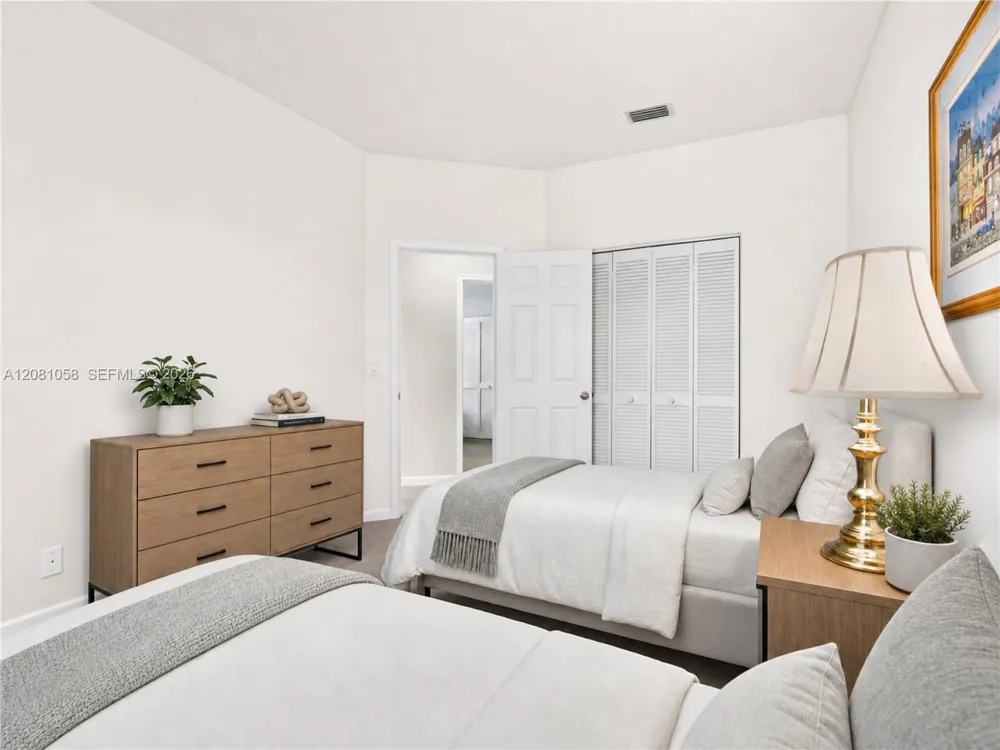 3098 Lakewood Cir Weston, FL 33332
