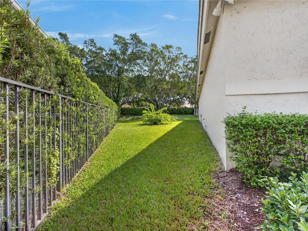 3098 Lakewood Cir Weston, FL 33332