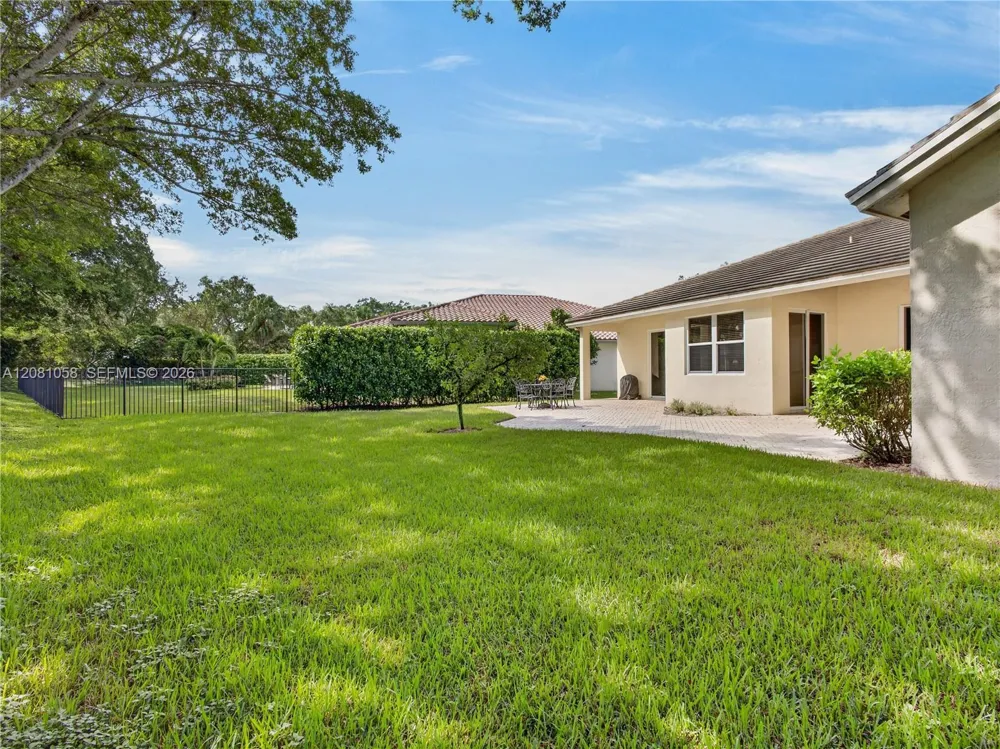3098 Lakewood Cir Weston, FL 33332