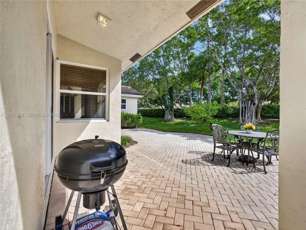 3098 Lakewood Cir Weston, FL 33332