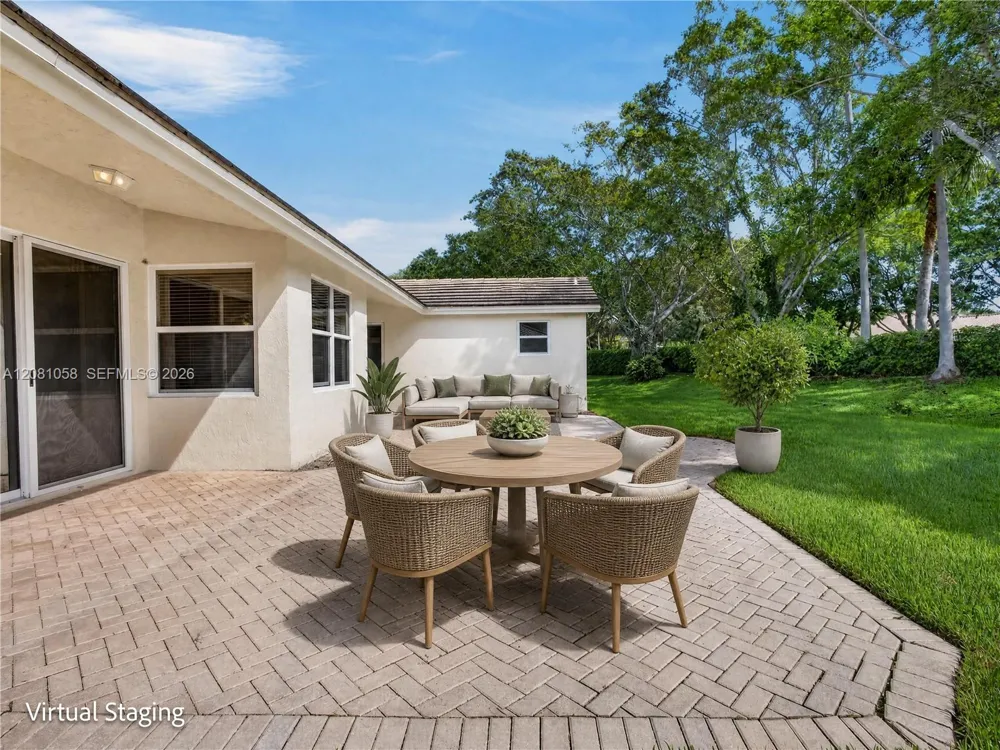 3098 Lakewood Cir Weston, FL 33332