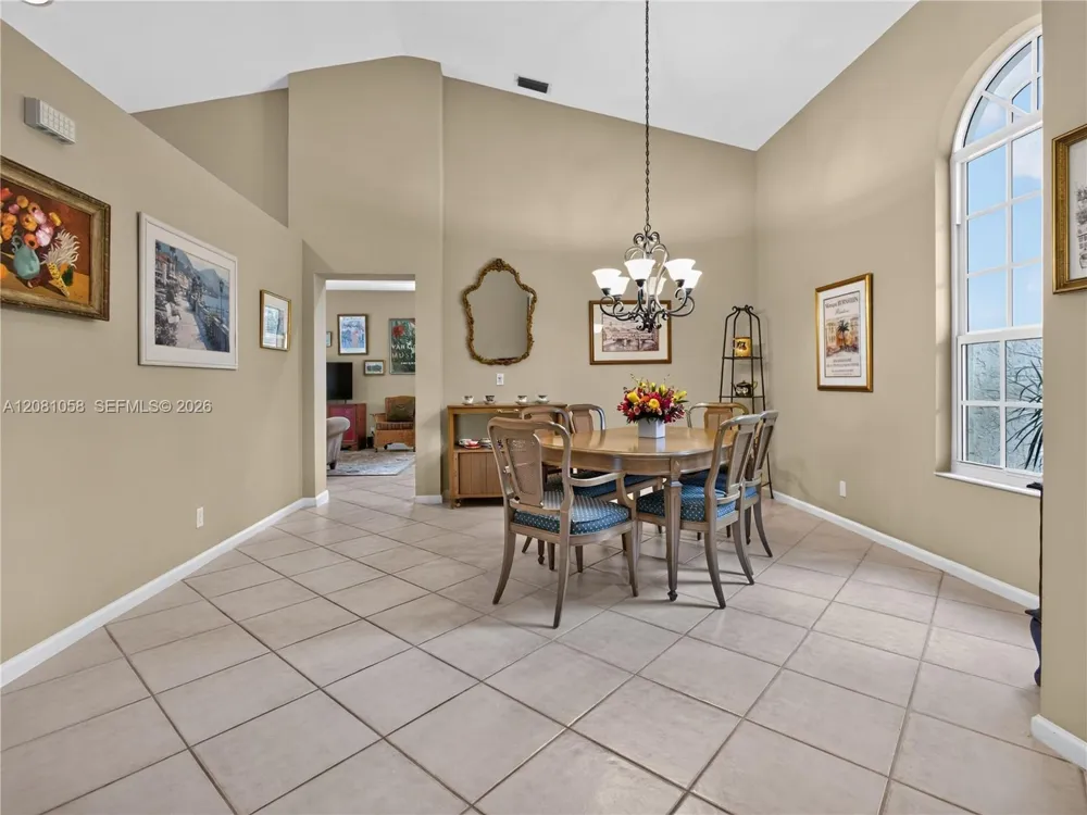 3098 Lakewood Cir Weston, FL 33332