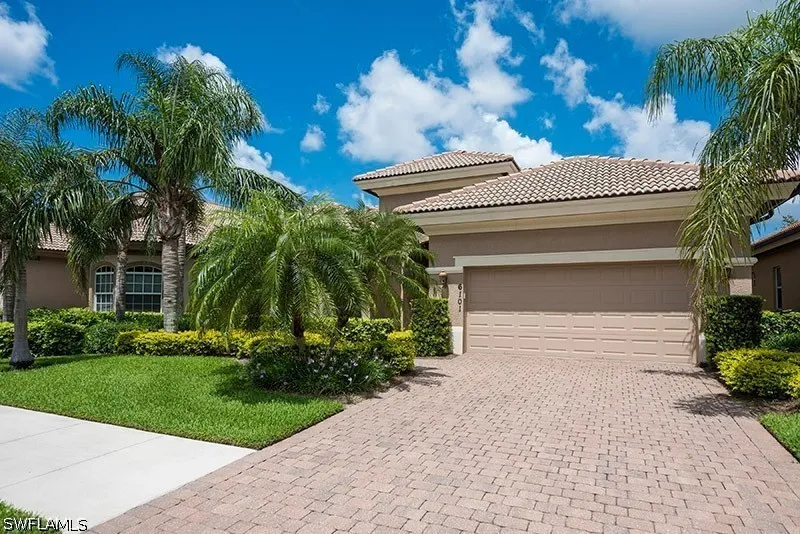 Dogleg Drive Naples, FL 34113