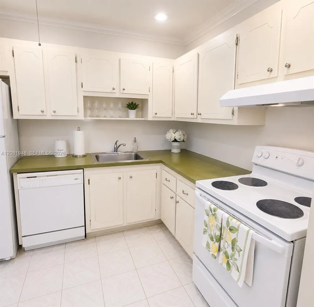 301 Cambridge Rd #306 Hollywood, FL 33024