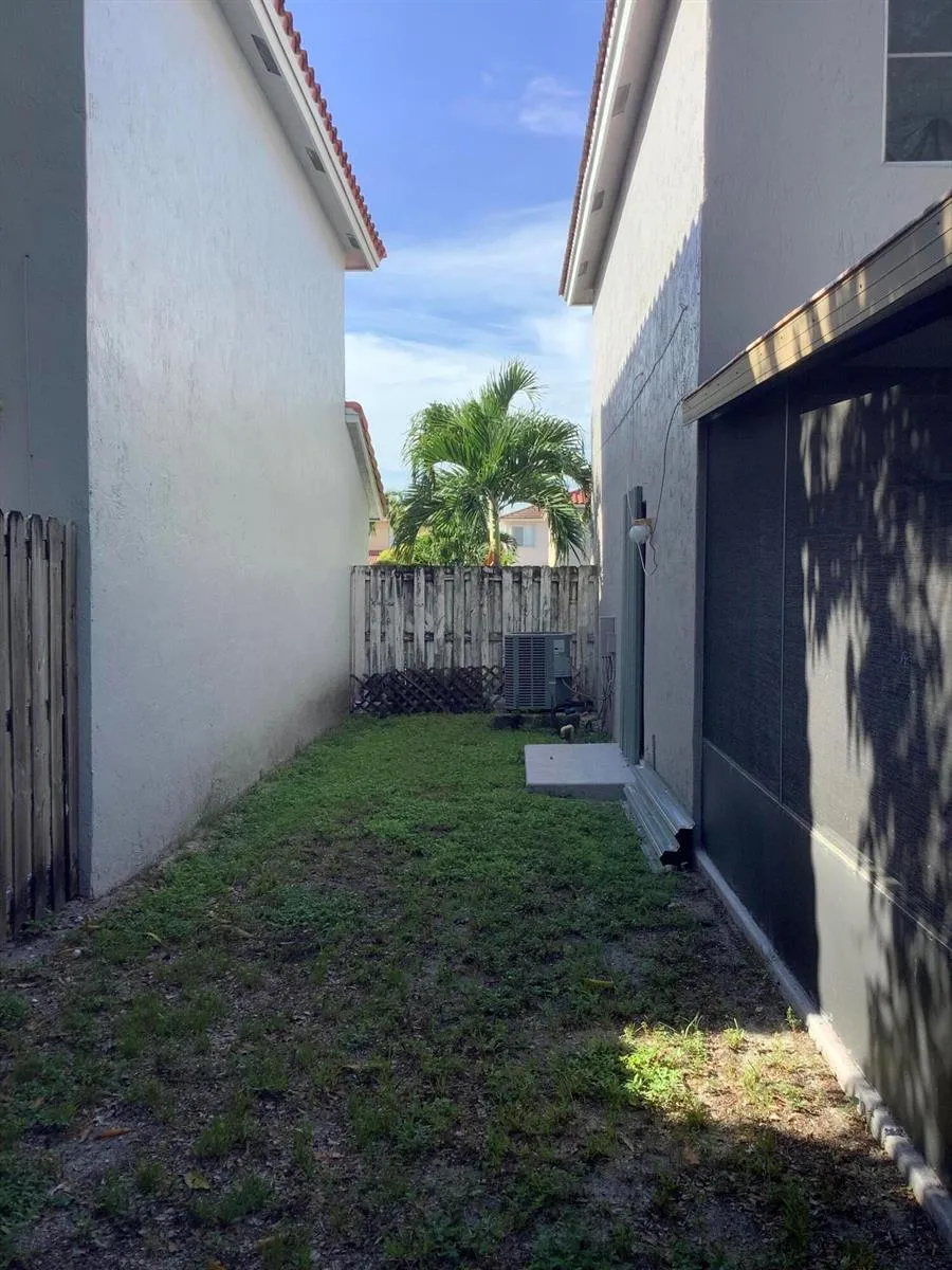 201 SW 98th Terrace Pembroke Pines, FL 33025