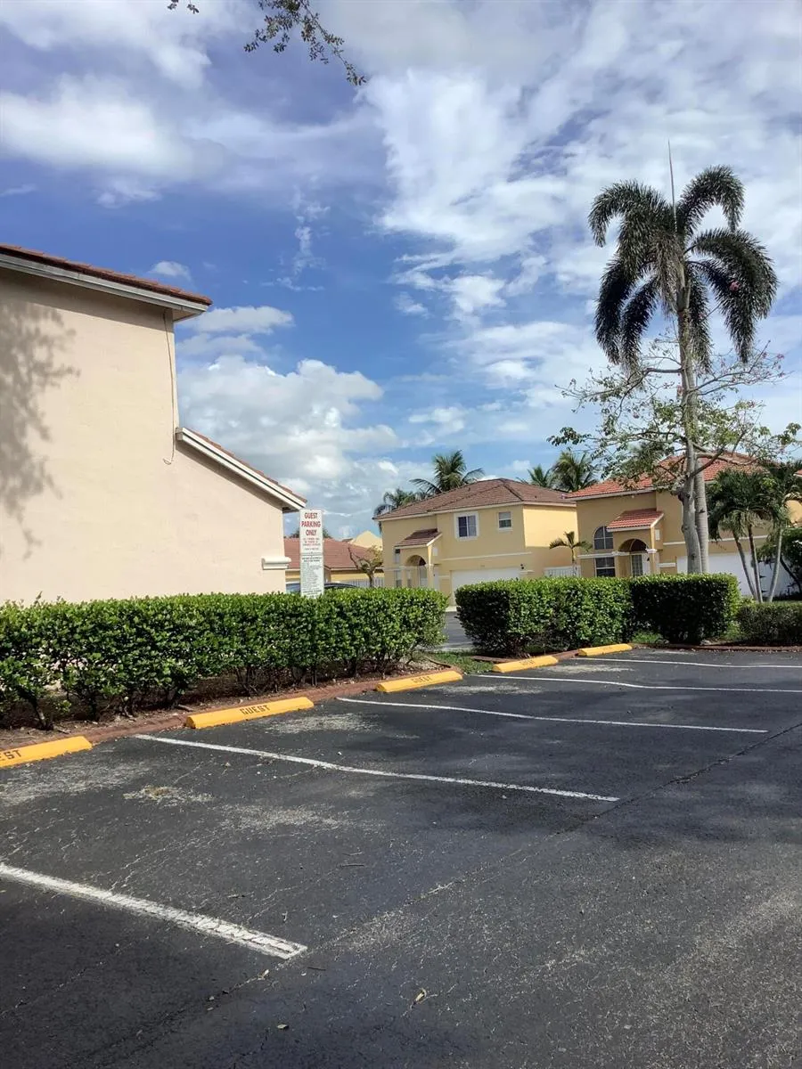 201 SW 98th Terrace Pembroke Pines, FL 33025