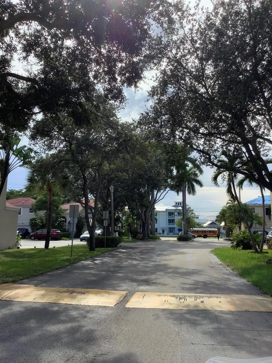 201 SW 98th Terrace Pembroke Pines, FL 33025