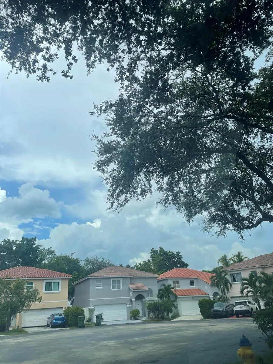 201 SW 98th Terrace Pembroke Pines, FL 33025