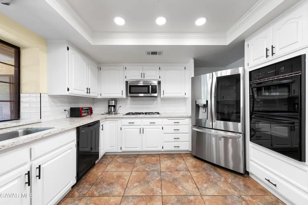 43029 Ed Halley Place Lancaster, CA 93536