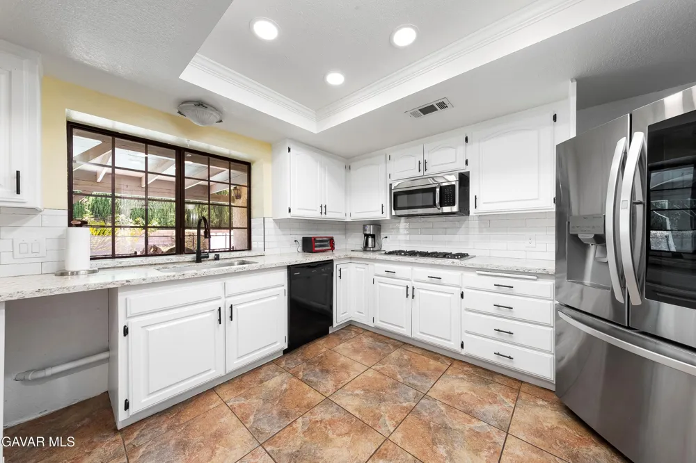 43029 Ed Halley Place Lancaster, CA 93536