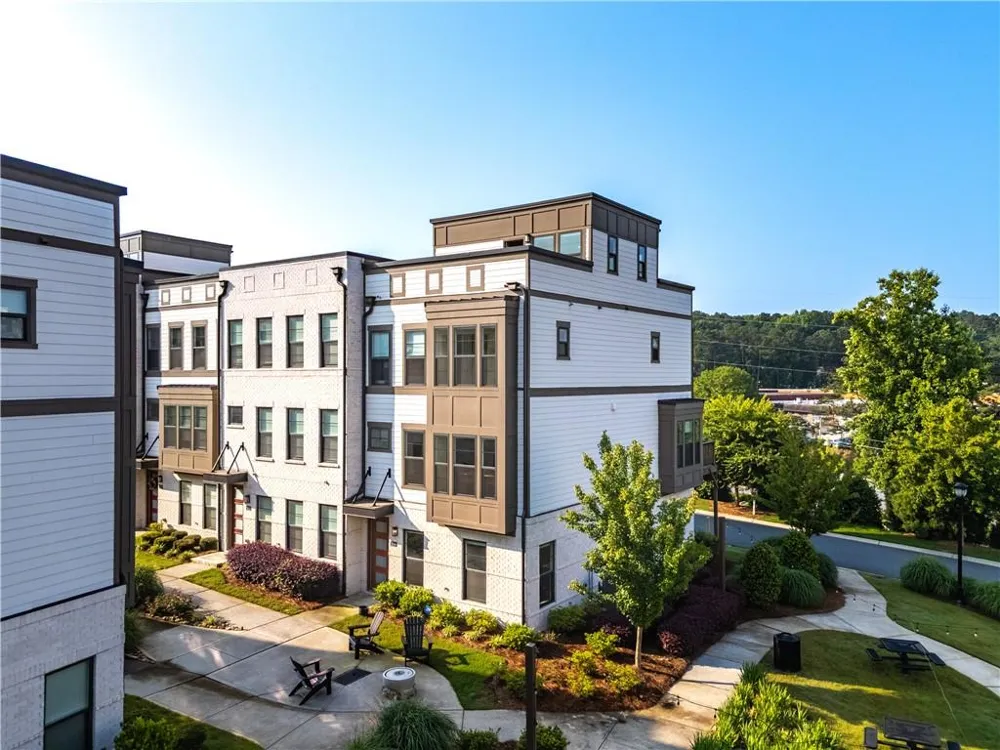 2076 Holtz Lane Atlanta, GA 30318