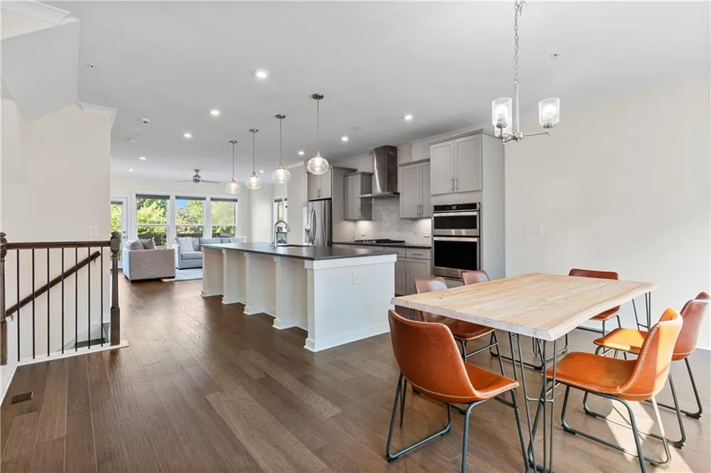 2076 Holtz Lane Atlanta, GA 30318