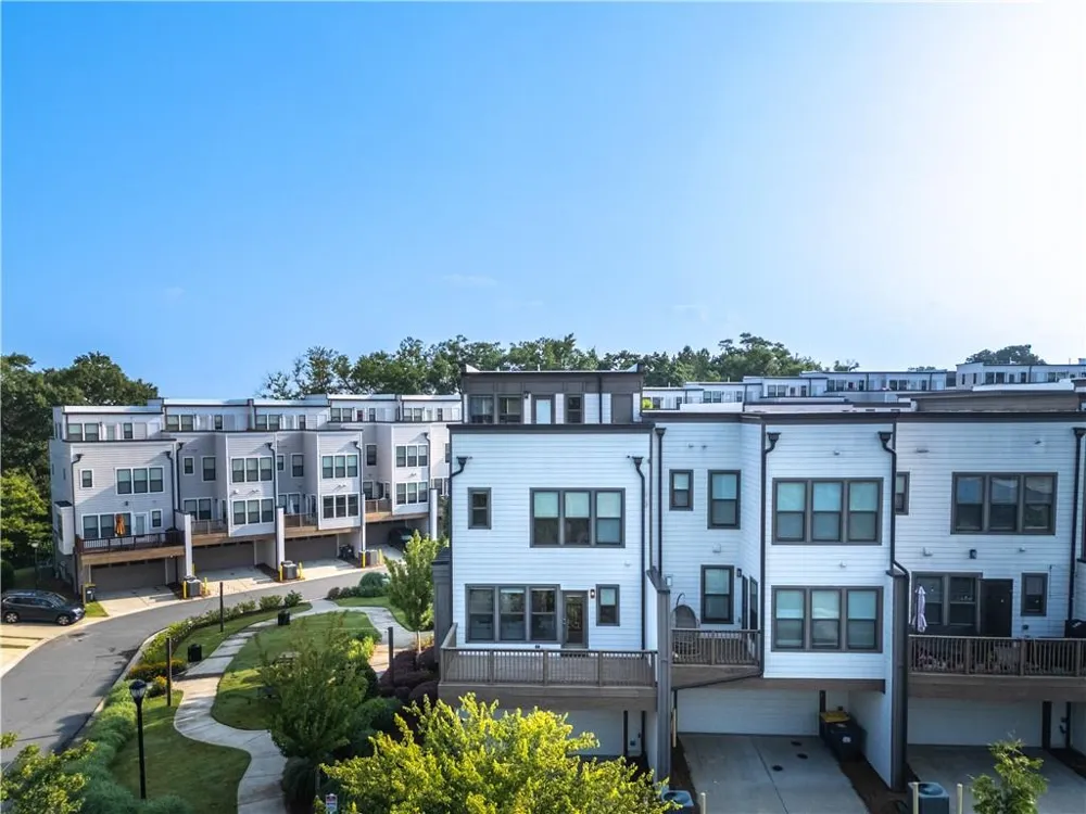 2076 Holtz Lane Atlanta, GA 30318