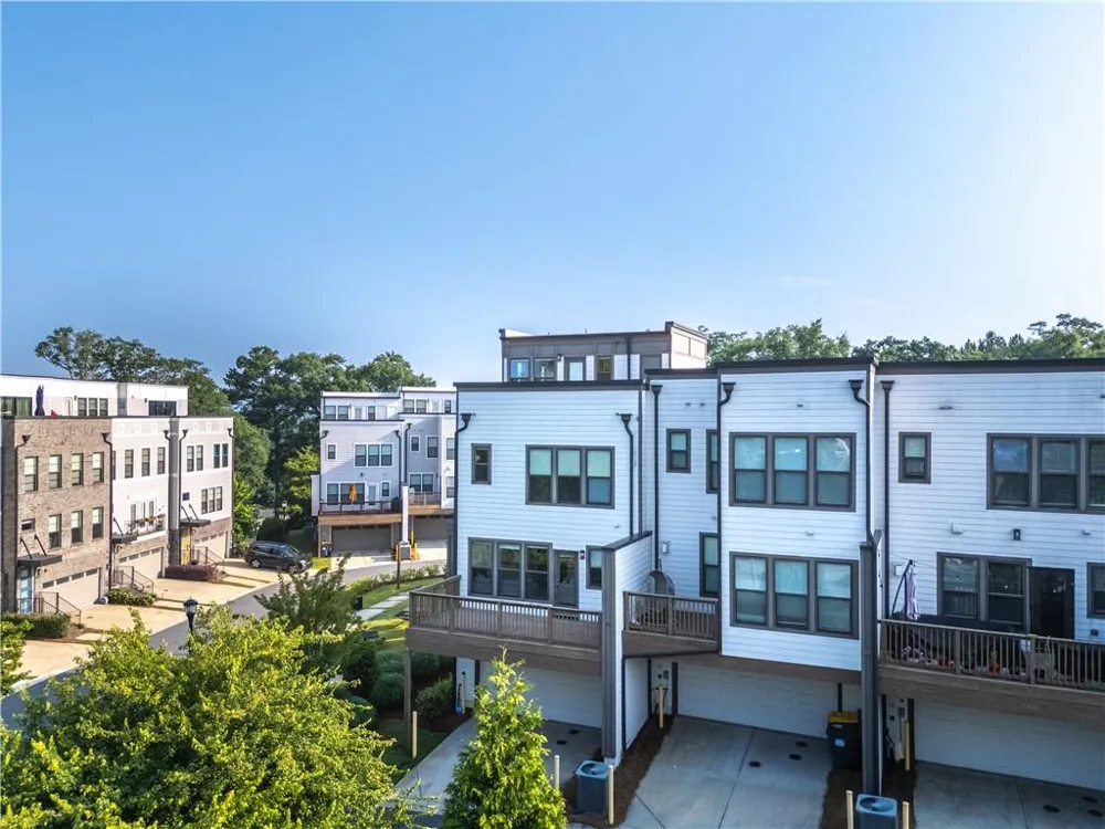 2076 Holtz Lane Atlanta, GA 30318