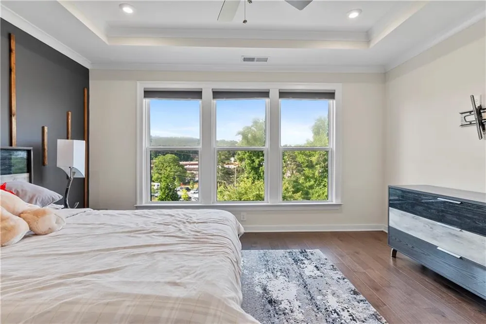 2076 Holtz Lane Atlanta, GA 30318