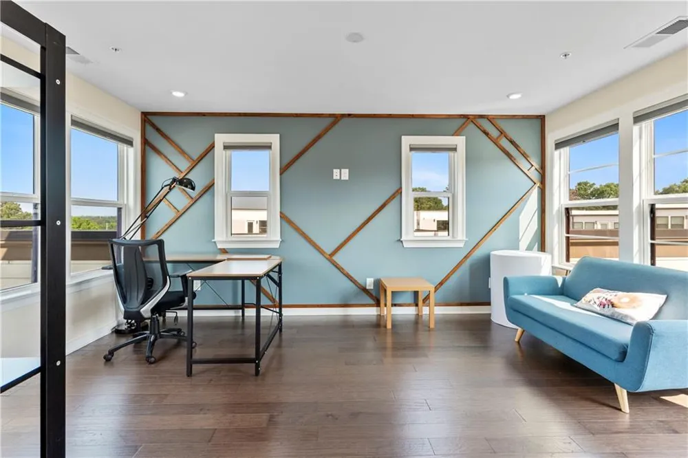 2076 Holtz Lane Atlanta, GA 30318