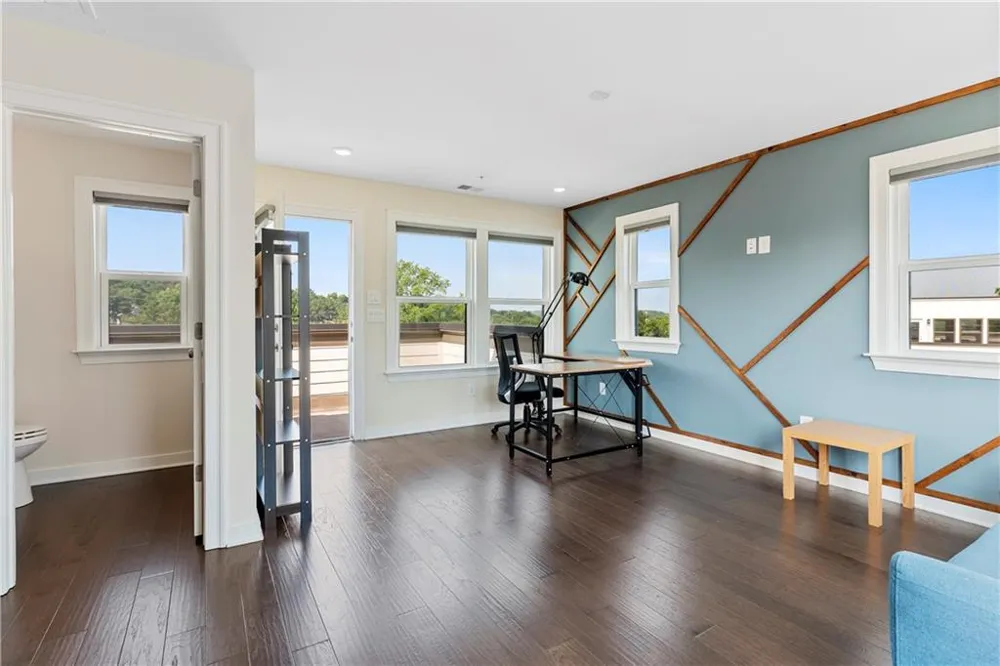 2076 Holtz Lane Atlanta, GA 30318